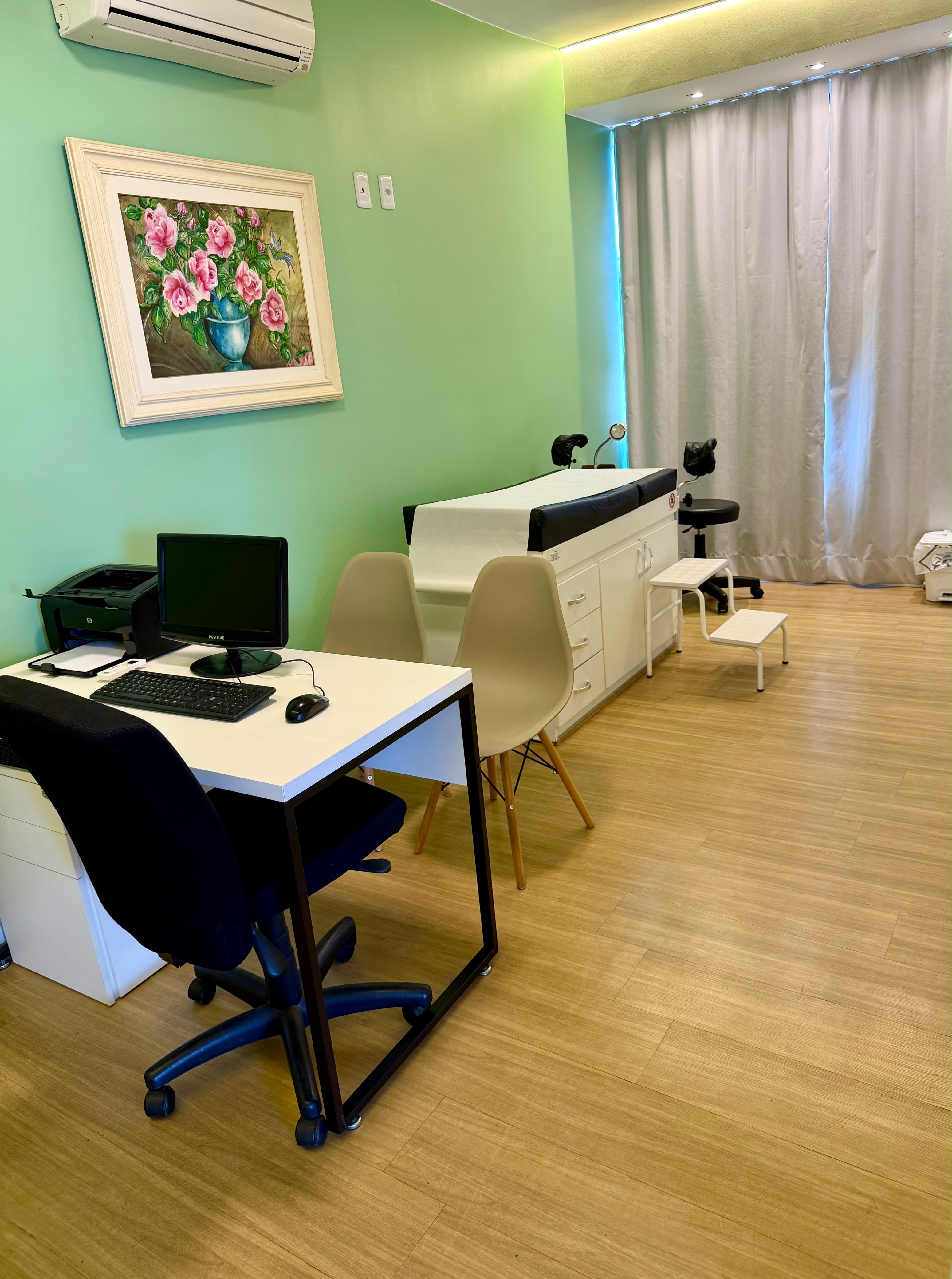 Consultório com maca de atendimento